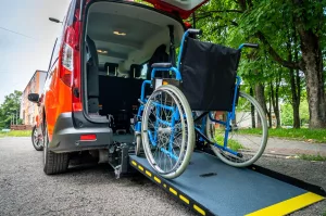 transport handicapé pour personnes à mobilité réduite avec véhicule disposant d'une rampe pour fauteuil roulant