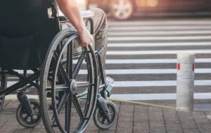 personne handicapée en fauteuil roulant qui doit faire face à des obstacle pour se déplacer